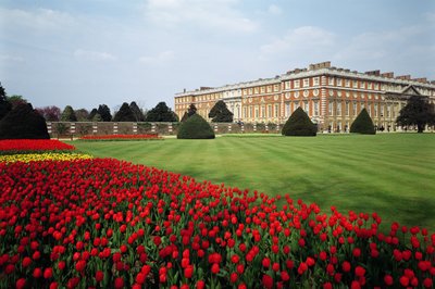 Hampton Court Palace im Frühling von Unbekannt Unbekannt