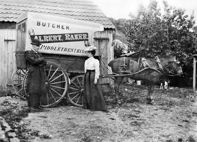 Vereinigtes Königreich: Ein Metzgerwagen. Piddletrenthide, ca. 1900 von Unbekannt