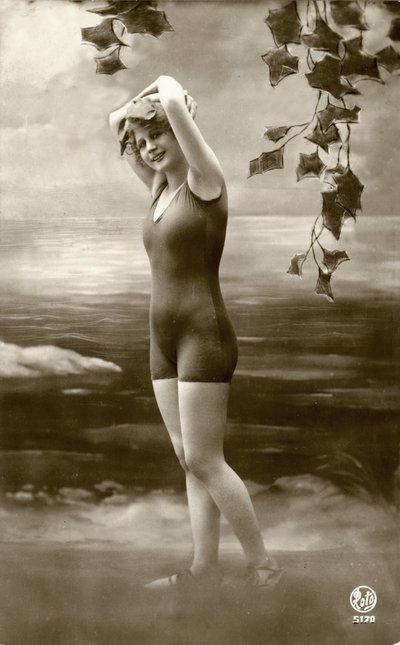 Frau in Badeanzügen, ca. frühe 1900er (Postkarte) von Alec Hunter