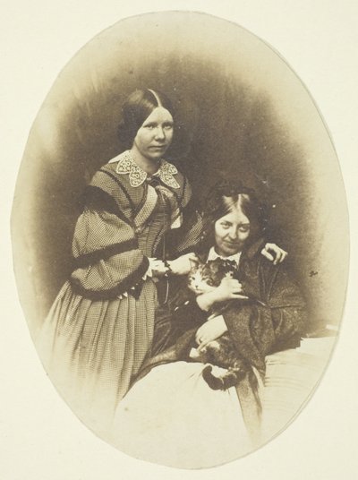 Mrs. Craik hält eine Katze von Unknown