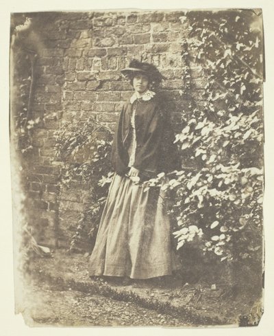 Mrs. Craik lehnt an Wand und Büschen von Unknown