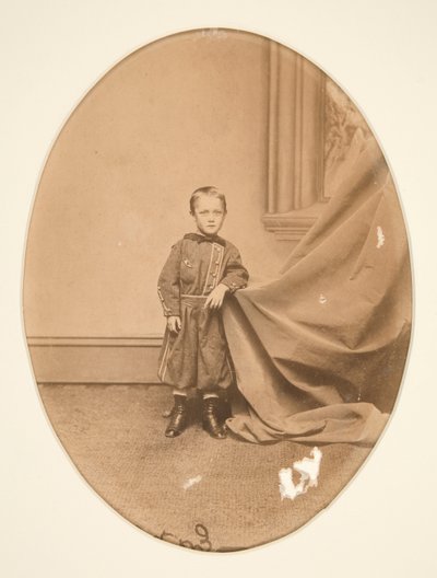 Porträt eines stehenden Jungen von Unknown