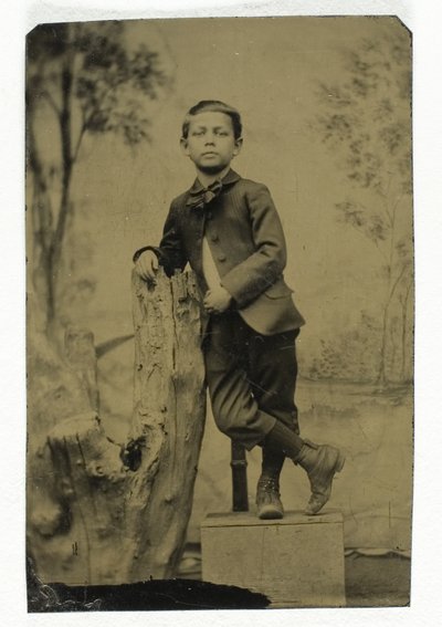 Ohne Titel (Porträt eines Jungen, der sich lehnt) von Unknown