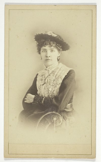 Ohne Titel (Porträt einer Frau mit Hut) von Unknown