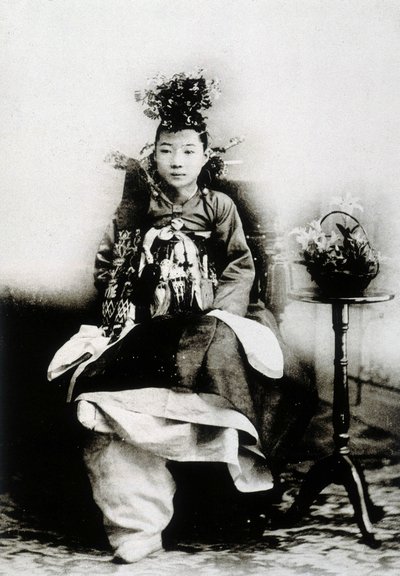 Koreanische Frau im traditionellen Hochzeitskleid von Unknown photographer