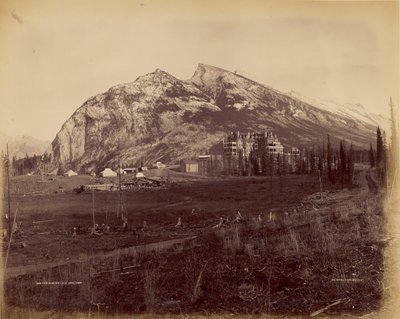 Twin Peaks und C.P.R. Hotel, Banff von William McFarlane Notman
