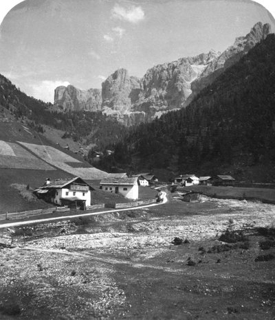 Ein Tal in Wolkenstein, Tirol, ca. 1900er von Wurthle and Sons