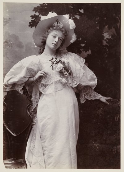 Edwardianisches Porträt, Frau im Spitzenkleid von John Pardon