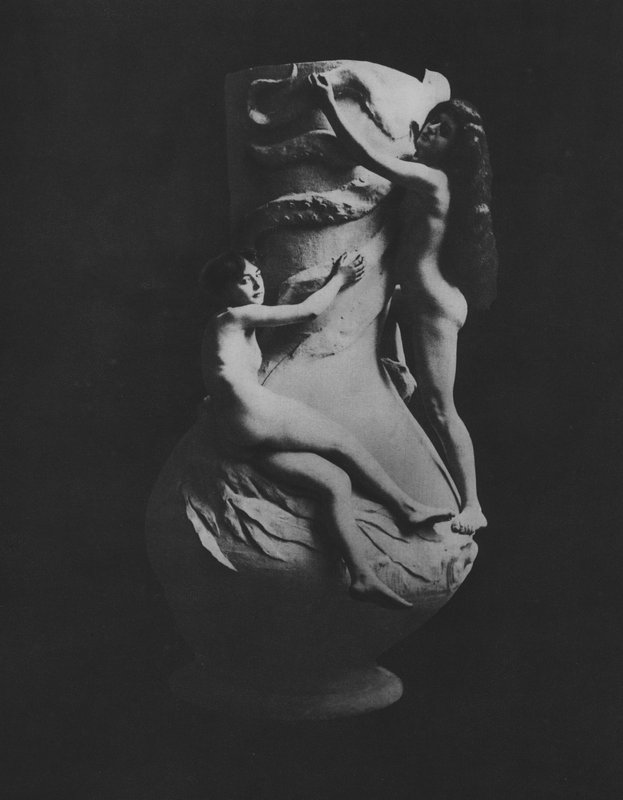 Modelle mit einer Vase von (after) French Photographer