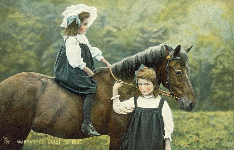 Zwei kleine Mädchen auf einem Pferd von English School