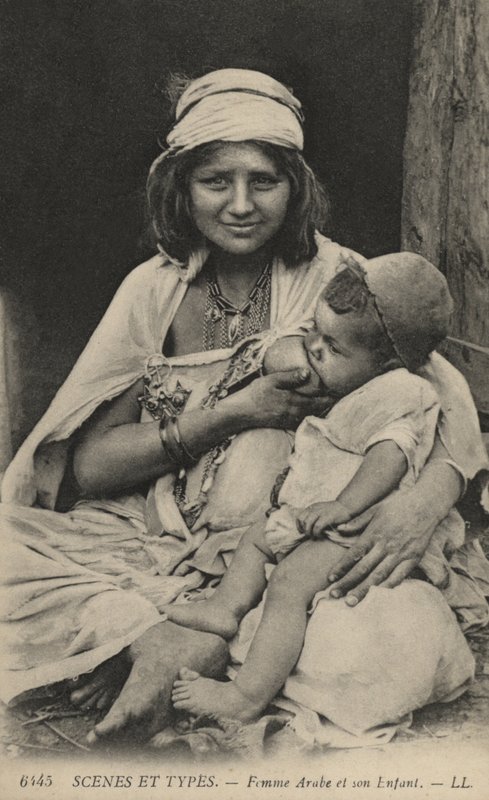 Arabische Frau füttert ihr Baby von French Photographer