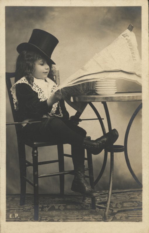 Junge liest eine Zeitung von French Photographer