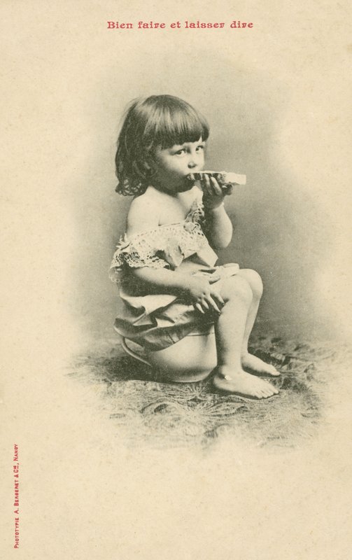 Kind isst eine Scheibe Brot von French Photographer