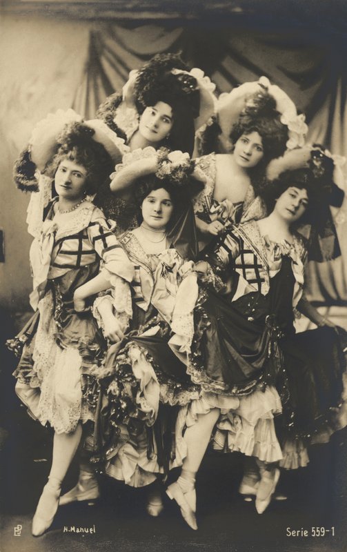 Mädchen in Kostümen von French Photographer