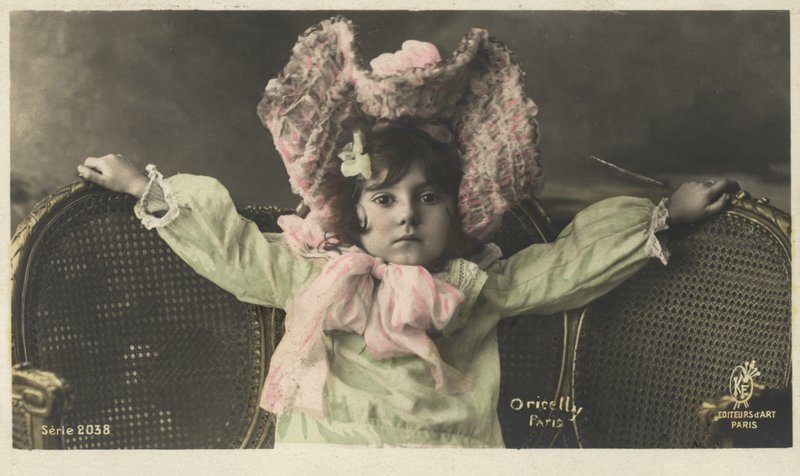 Kleines Mädchen mit großem Hut von French Photographer