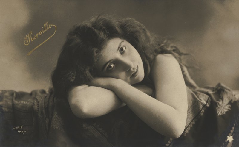 Liegendes Mädchen von French Photographer