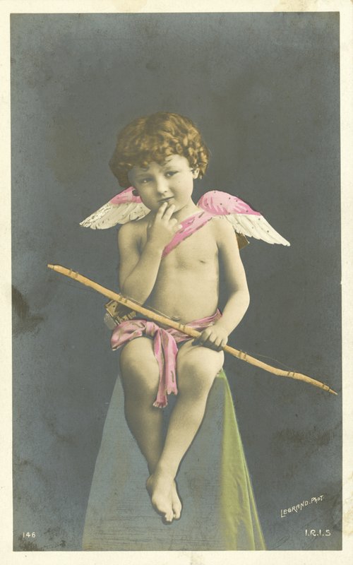 Sitzender Cherub von French Photographer