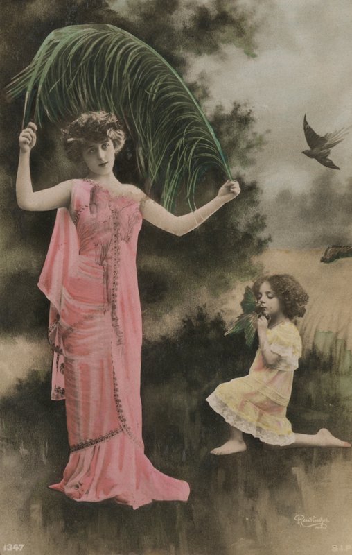 Frau und Kind mit einer Palme von French Photographer