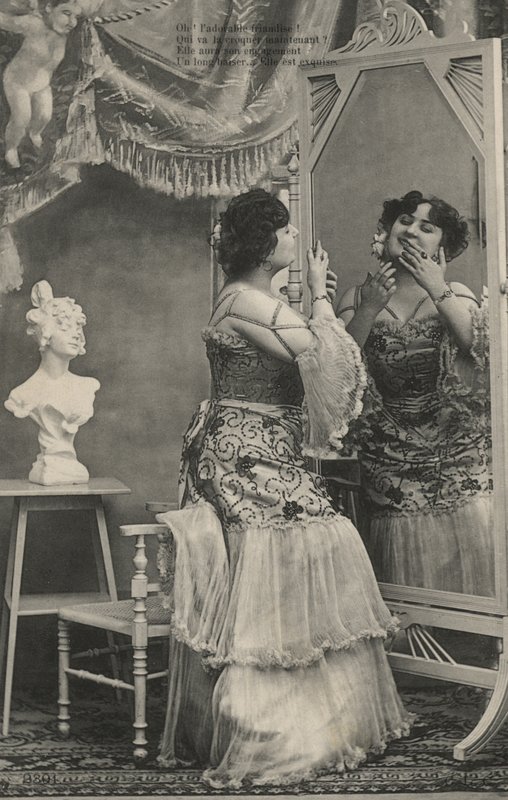 Frau in einem aufwendigen Kleid von French Photographer