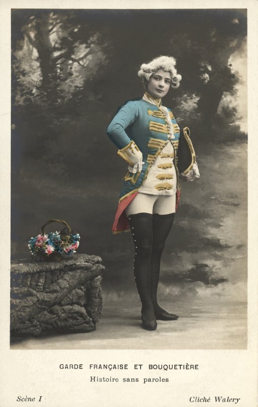 Frau in Militärkleidung von French Photographer