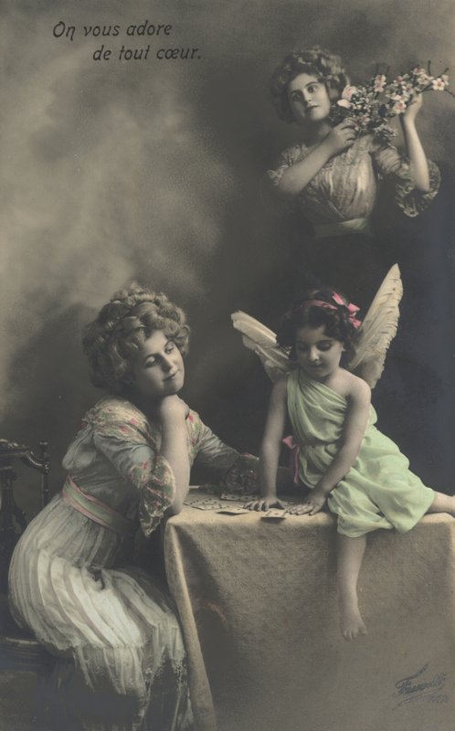 Frau mit einem kleinen Mädchen als Fee verkleidet von French Photographer