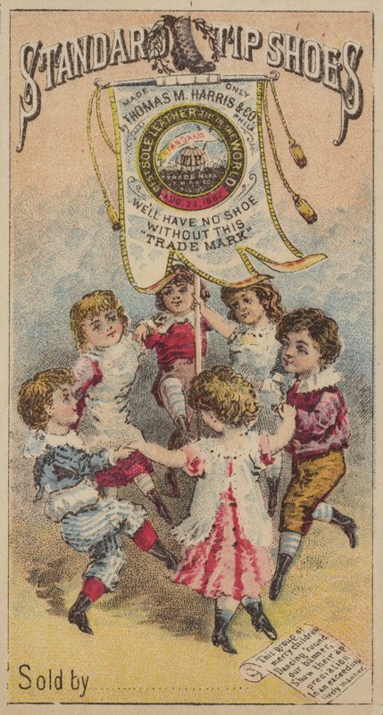 Kinder tanzen um Banner von American School