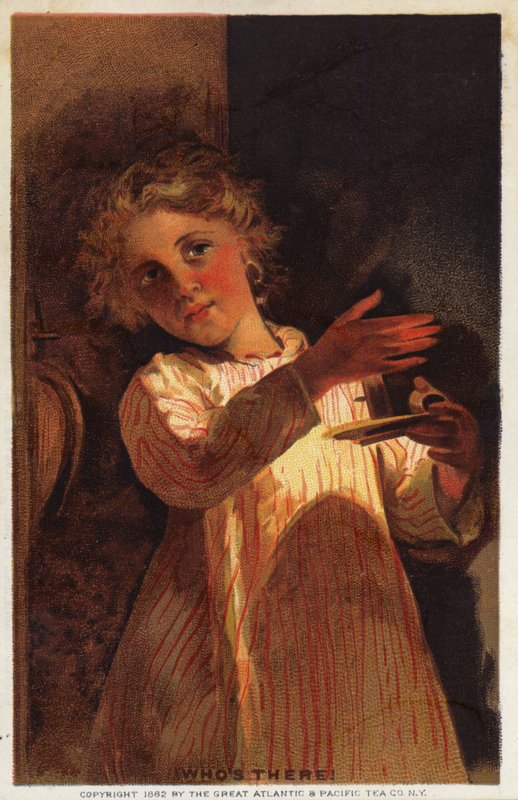 Wer ist da? Mädchen im Nachthemd mit Kerze von American School