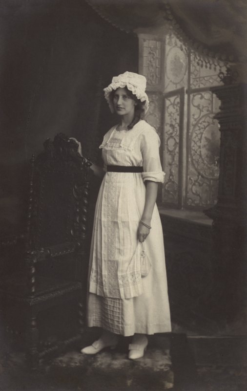 Mädchen mit Spitzenhaube von Arthur C. Burgess