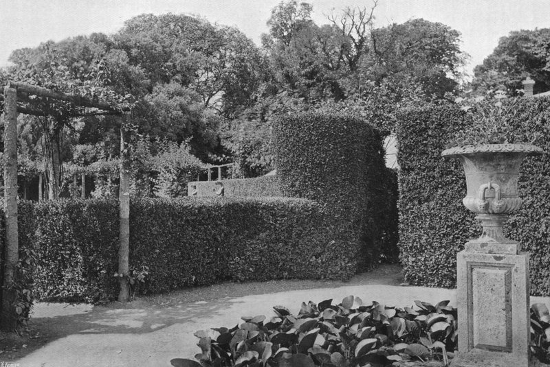 In der Nähe des Rosengartens von Charles Latham