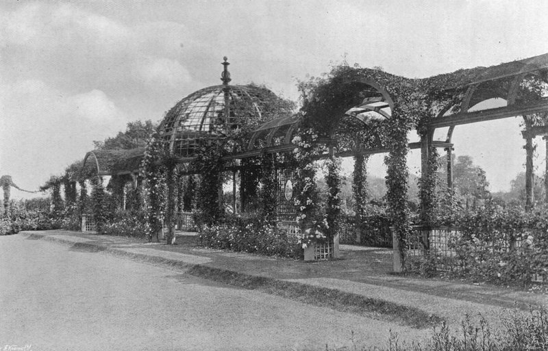 Versunkener Krocket-Rasen und Ostpergola von Charles Latham