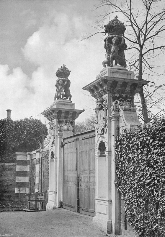 Die Blumentopf-Tore in Hampton Court von Charles Latham