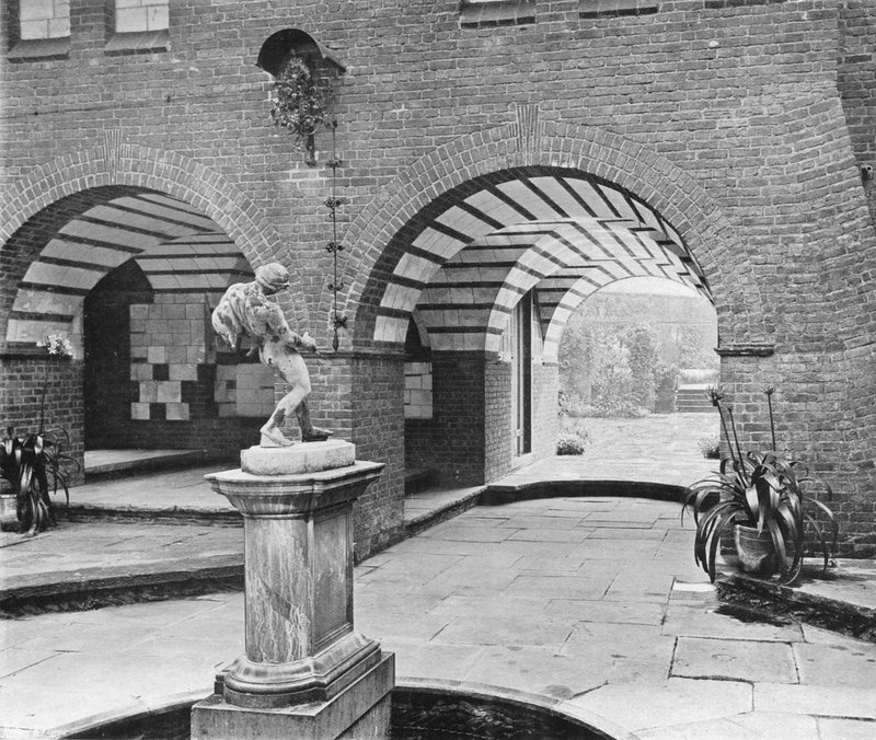Der Brunnenhof von Charles Latham
