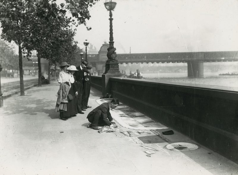 Ein Straßenkünstler auf dem Embankment von English Photographer