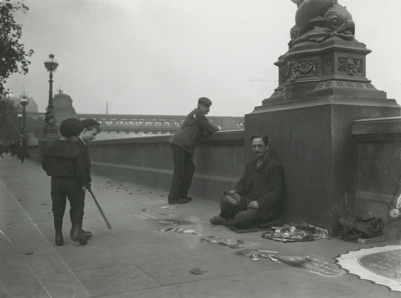 Ein Straßenkünstler auf dem Embankment von English Photographer