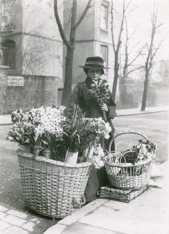 Eine Blumenverkäuferin von English Photographer