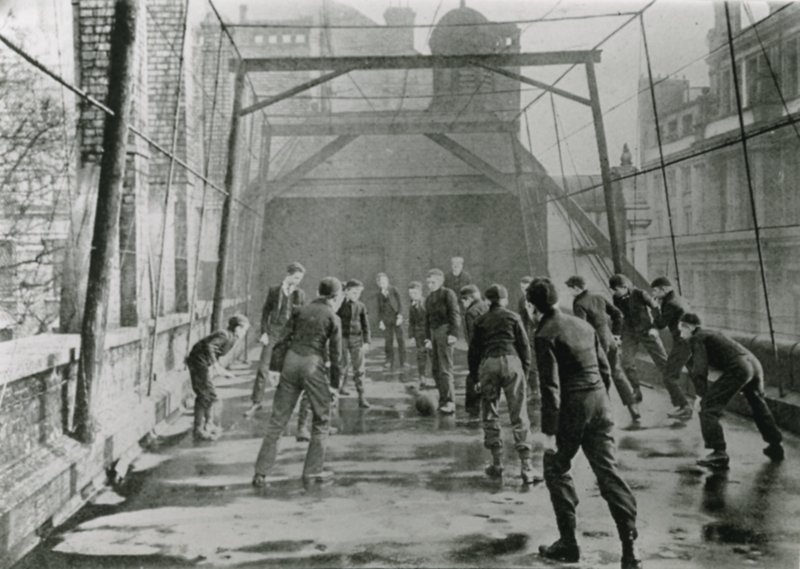 Städtischer Fußballplatz im Jahr 1902 von English Photographer