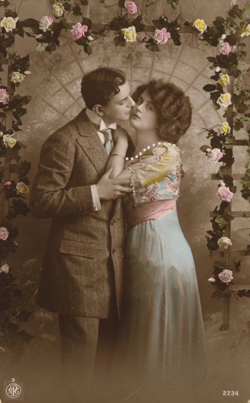 Paar steht unter einem Rosenbogen von English Photographer
