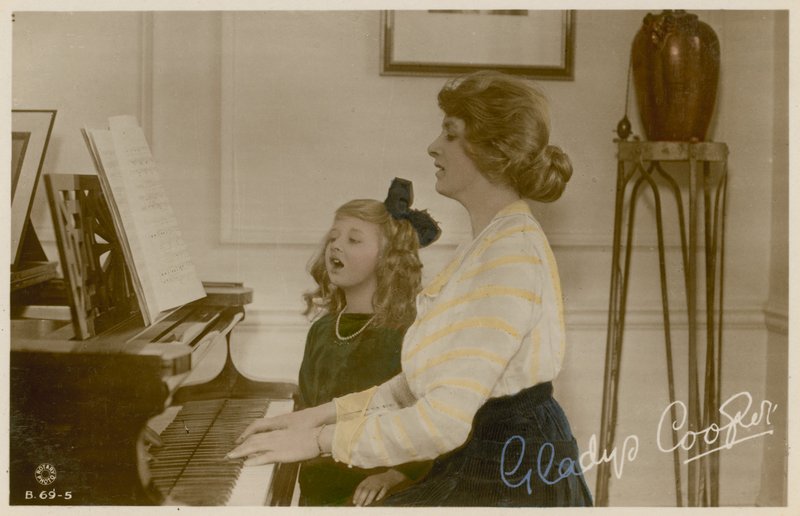 Gladys Cooper und Mädchen am Klavier von English Photographer