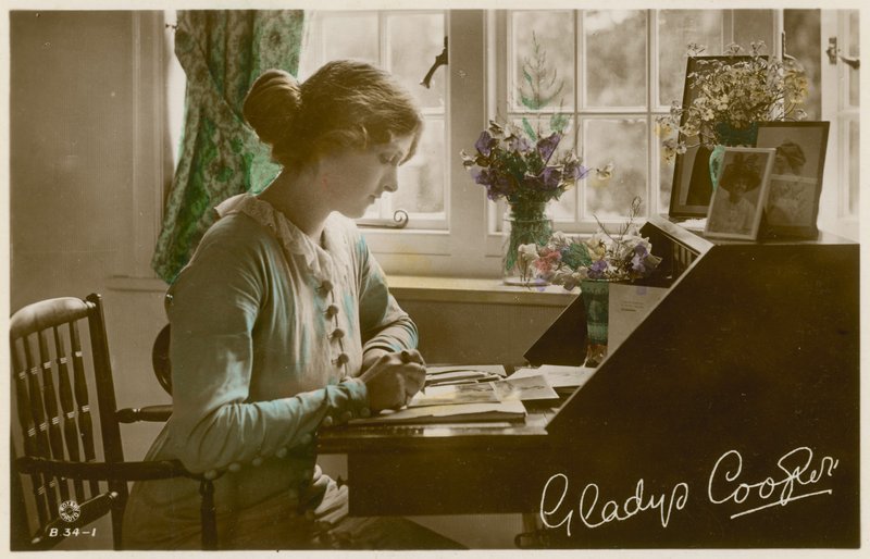 Gladys Cooper am Schreibtisch von English Photographer