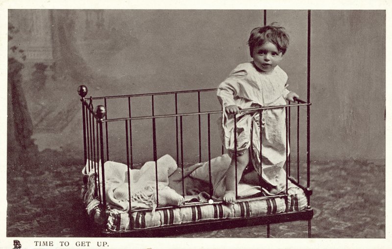 Kleiner Junge in einer Wiege von English Photographer