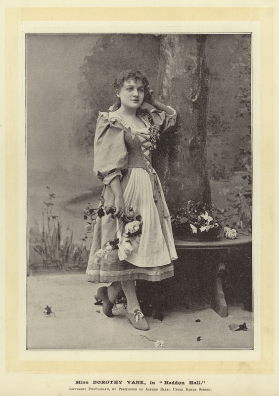 Miss Dorothy Vane in Haddon Hall von English Photographer