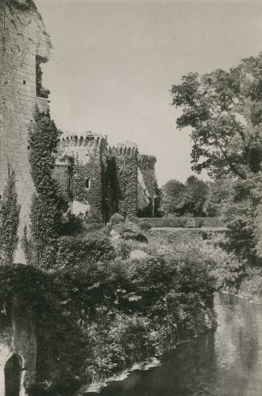 Raglan Castle, vom Wassergraben von English Photographer