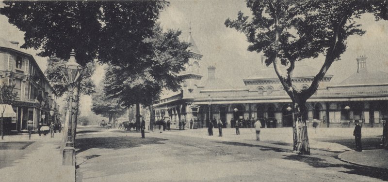 Bahnhof und Terminus Road in Eastbourne von English Photographer