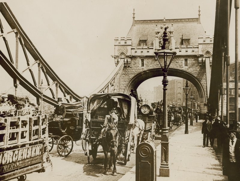 Verkehr über die Tower Bridge von English Photographer