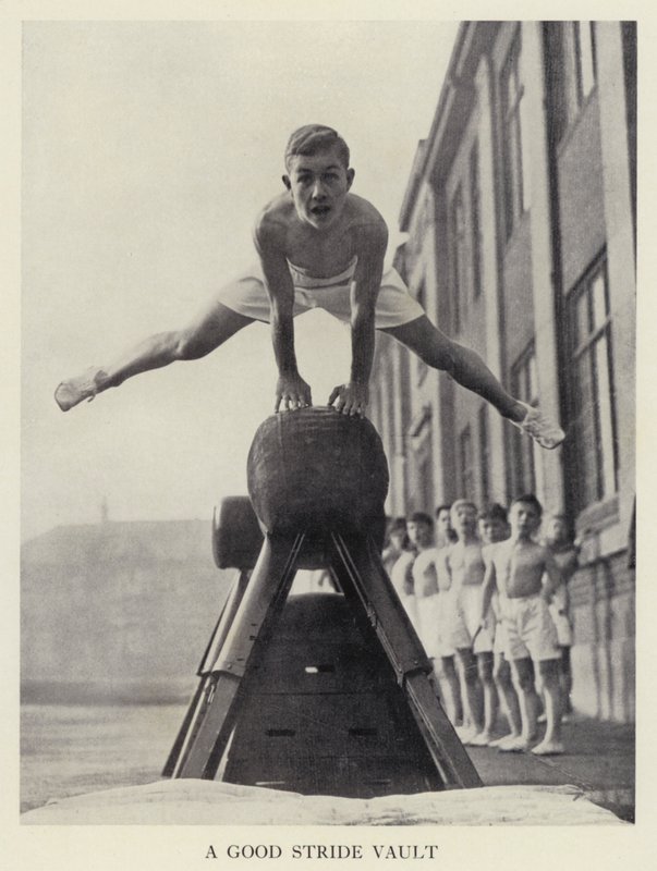 Turnen: Ein guter Sprung (s/w Foto) von English Photographer