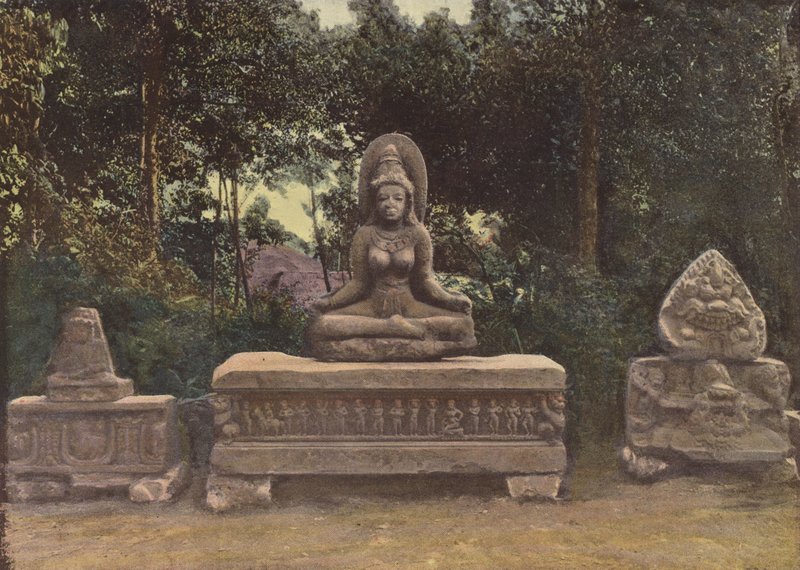 Relief und Statue der Göttin Uma von European Photographer