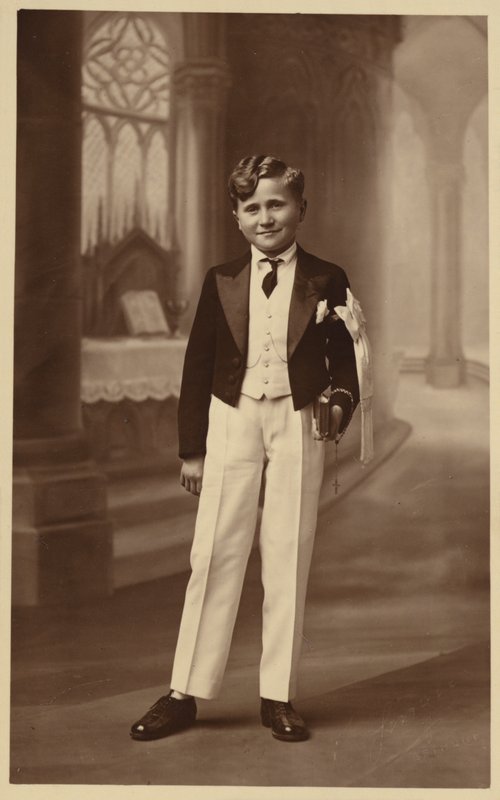 Junge bei der Erstkommunion von French Photographer