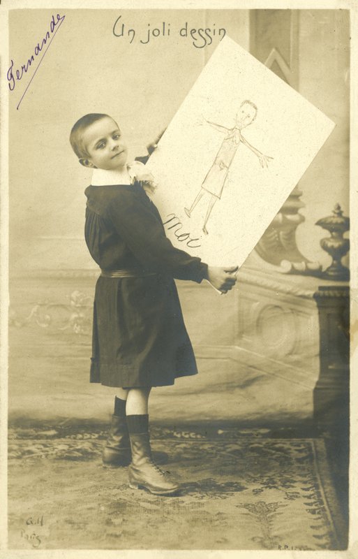 Junge mit einer Zeichnung von French Photographer