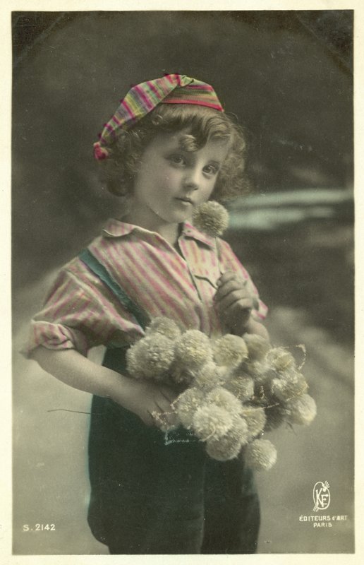 Kind mit einem Blumenstrauß von French Photographer