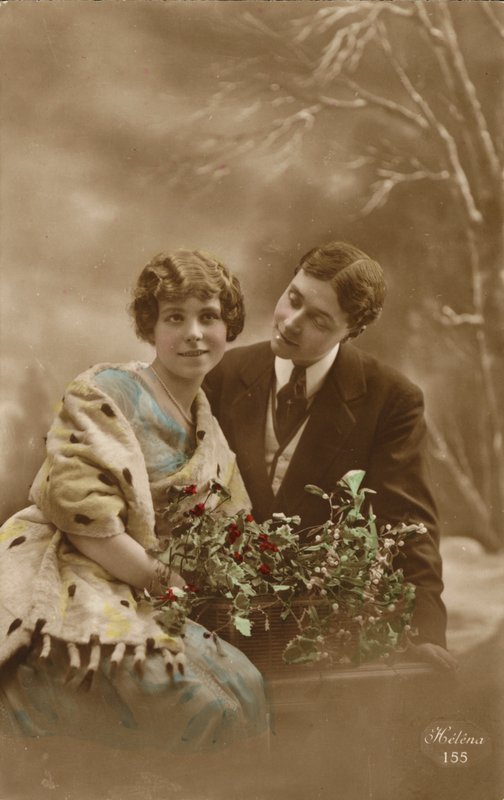 Paar mit Mistelzweig und Stechpalme von French Photographer